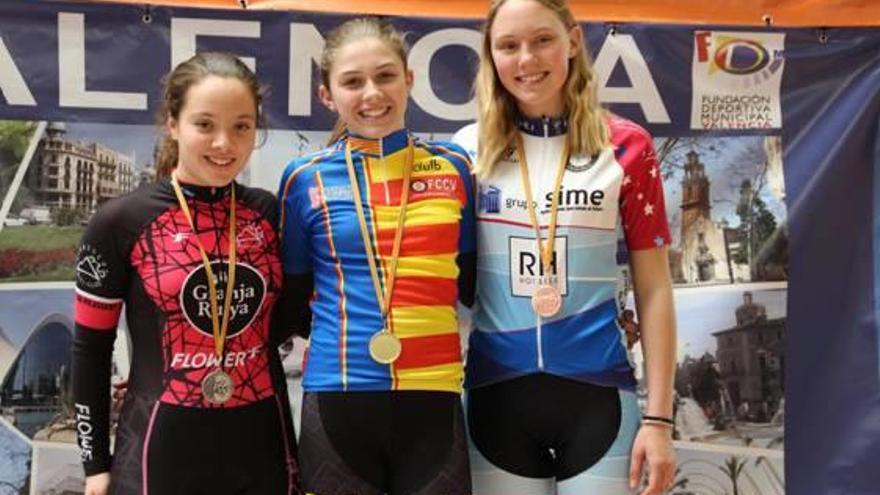 Alejandra, centro de la imagen, con el maillot de campeona.