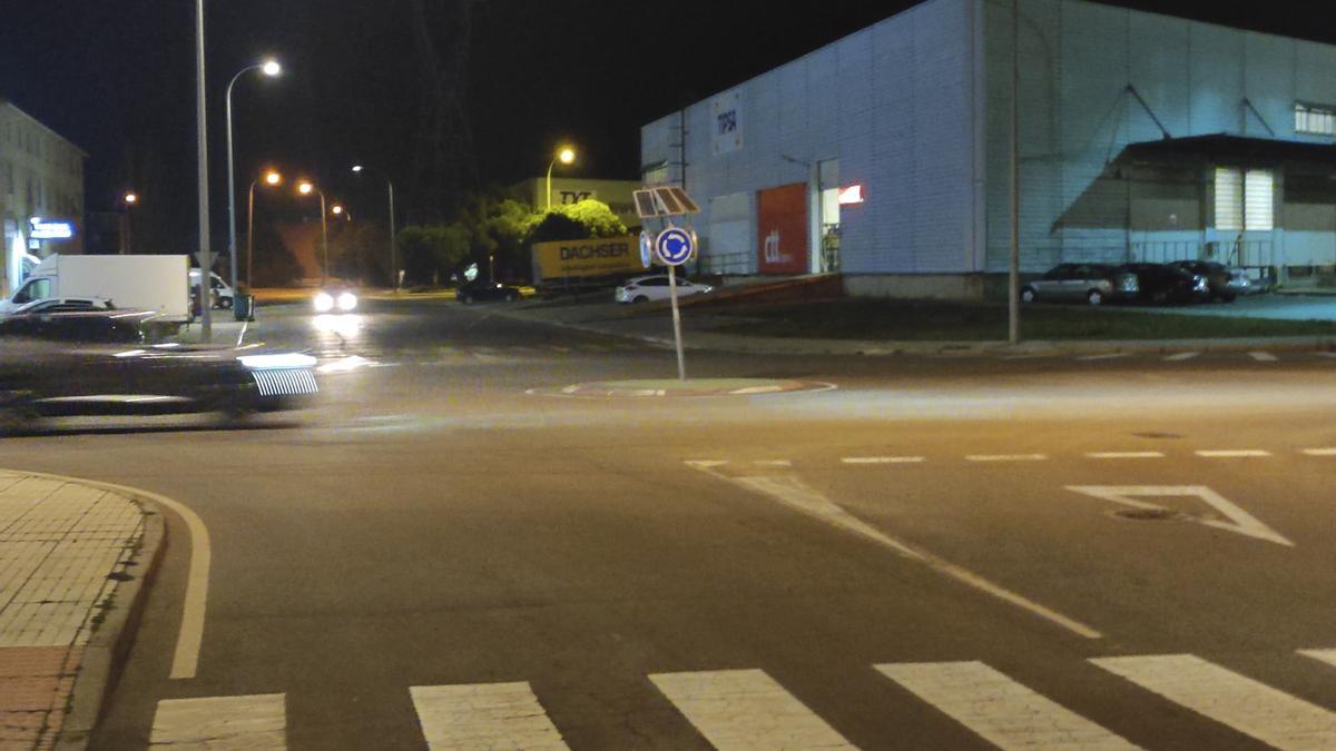 Un vehículo se dirige hacia el acceso a la autovía A-6 por la calle Cartagena.