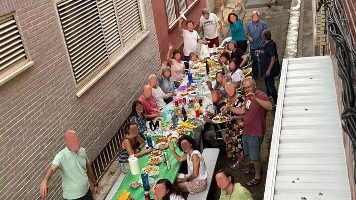 Imagen de una de las cenas que han celebrado los vecinos de la calle Esperanza de Torrero para las fiestas del barrio.