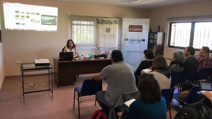 La ponente Alicia García durante su intervención