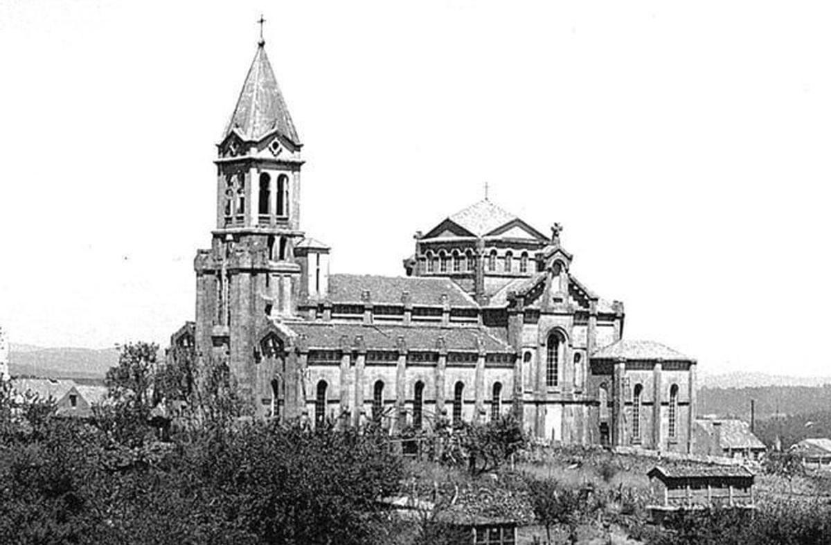 Imagen antigua de la iglesia de San Paio, con el cimborrio situado sobre la cruz central. | MARISÉ GARCÍA/ RT COLECCIÓN