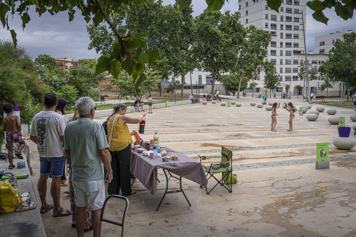 Cumpleaños infantil en el parque Antoni Santiburcio, junto a la fuente apagada