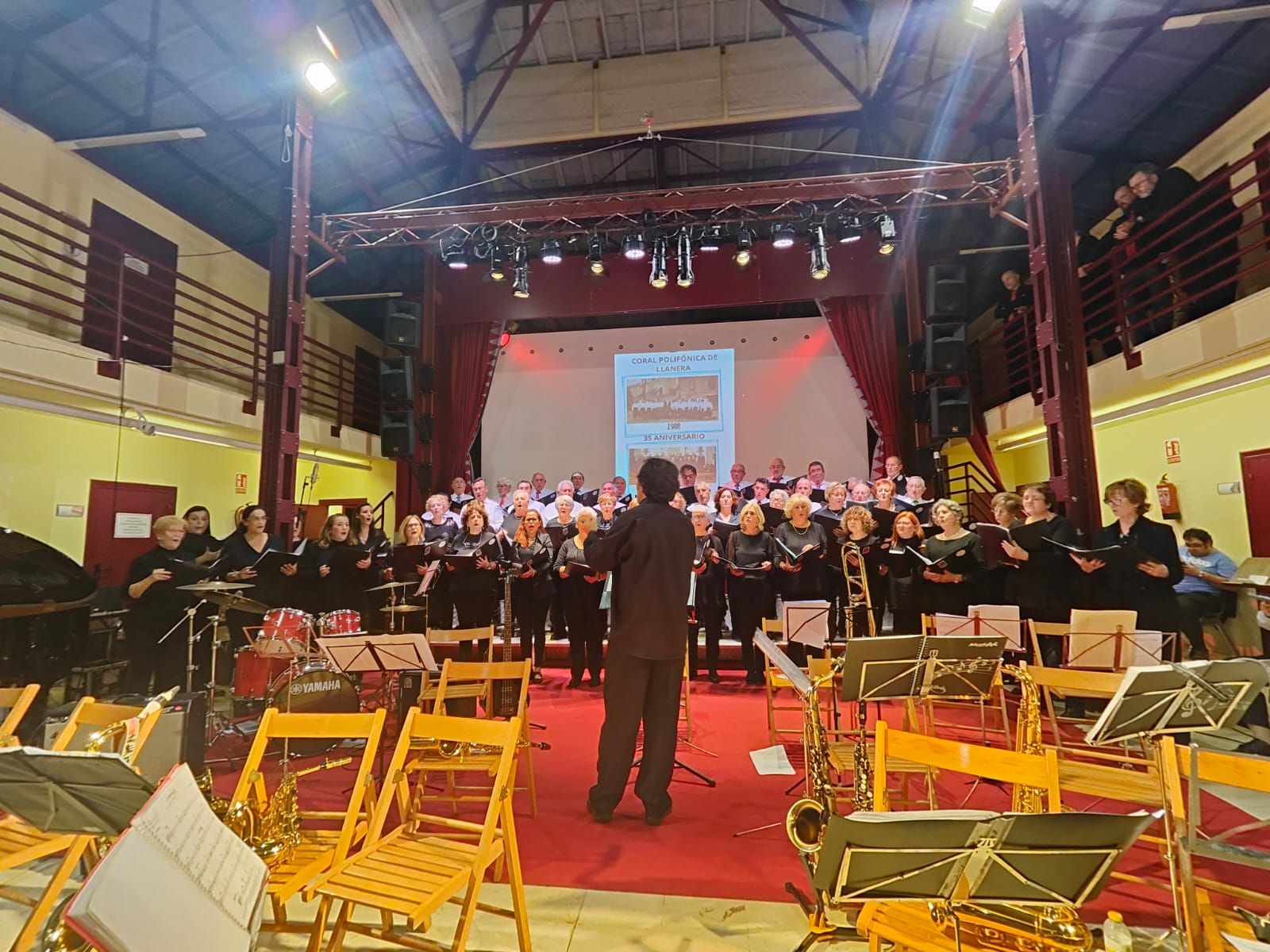 El concierto del 35º aniversario de la Coral Polifónica de Llanera, en imágenes