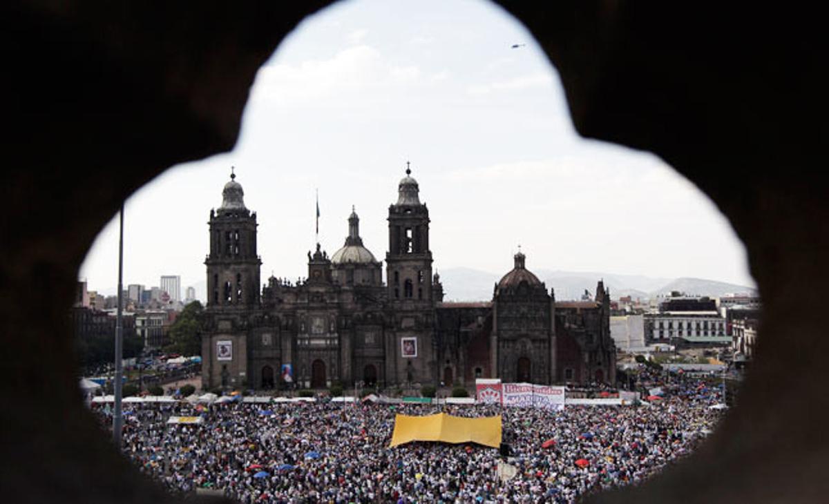 Milers de persones han arribat aquest diumenge a la plaça del Zócalo, a Ciutat de Mèxic. Com a protesta a la violència que pateix el país, unes 300 persones van iniciar el 5 de maig passat una marxa de 80 quilòmetres des de la ciutat de Cuernavaca fins a la capital mexicana.