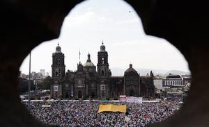 Milers de persones han arribat aquest diumenge a la plaça del Zócalo, a Ciutat de Mèxic. Com a protesta a la violència que pateix el país, unes 300 persones van iniciar el 5 de maig passat una marxa de 80 quilòmetres des de la ciutat de Cuernavaca fins a la capital mexicana.