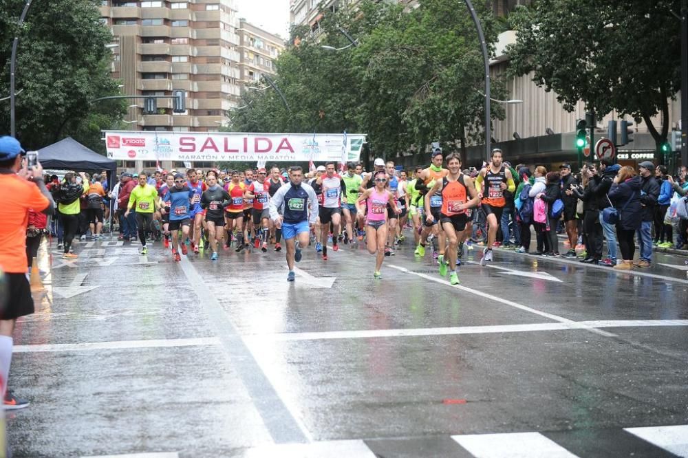 Ambiente y salida de la Maratón y Media Maratón de Murcia