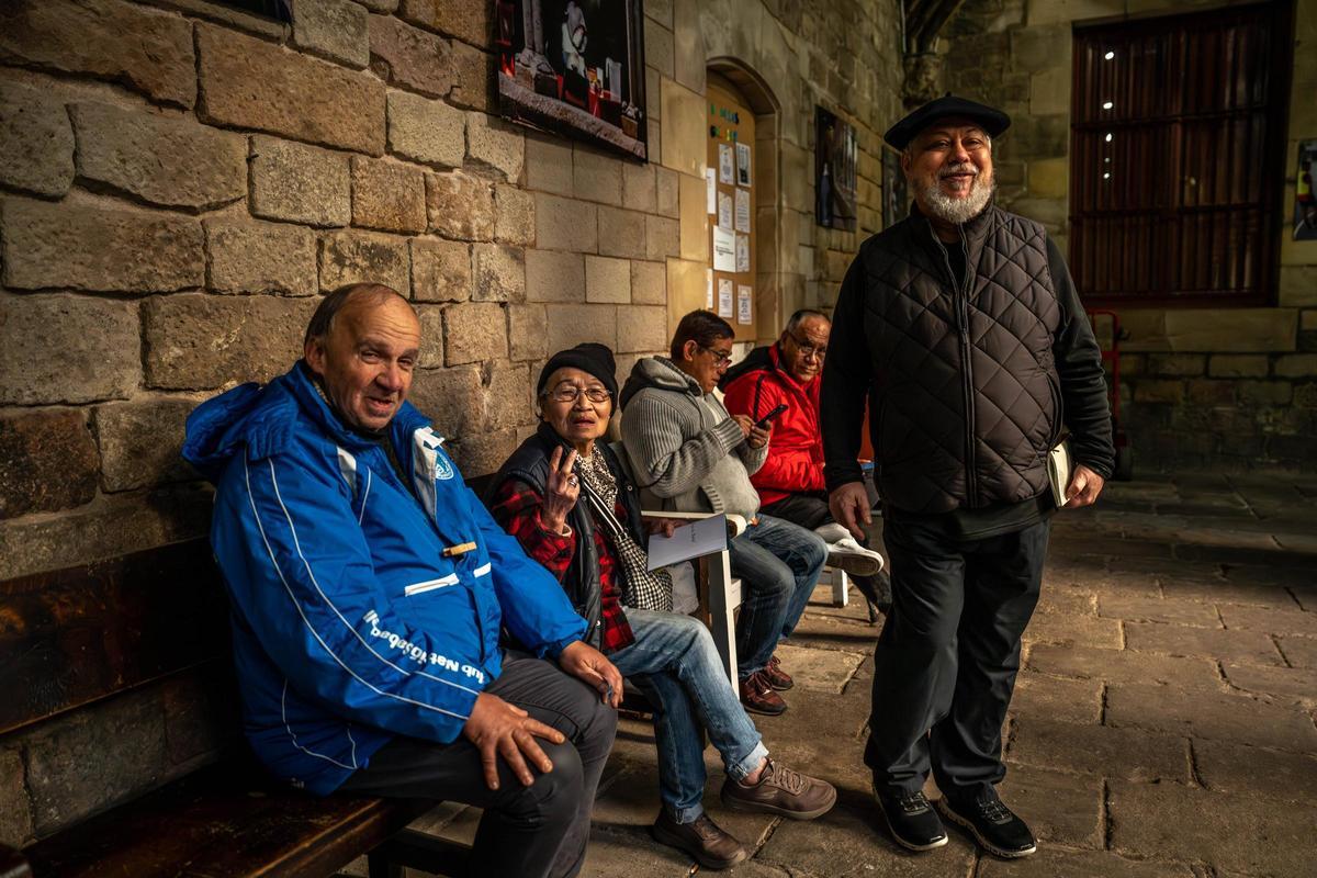 El rector Peio junto a varios usuarios.