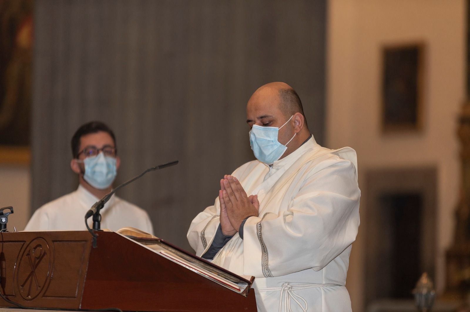 José Mazuelos ofició ayer sus primeras ordenaciones en  la catedral de Santa Ana