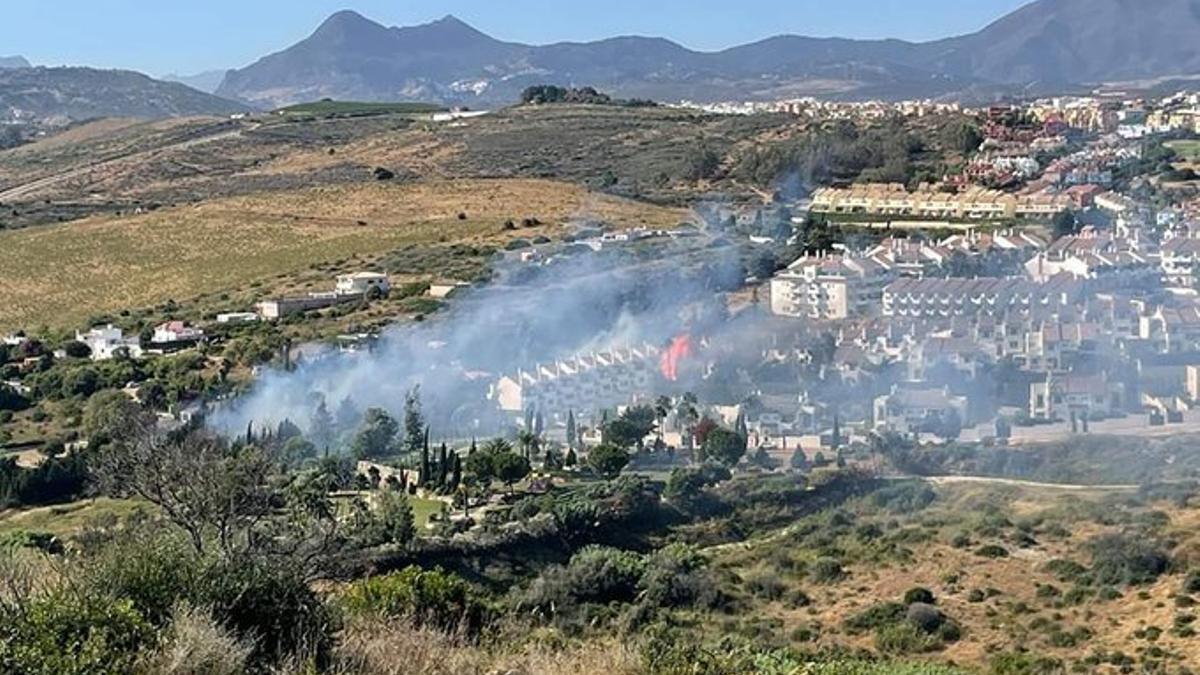 El fuego se declaró en una zona próxima a una urbanización en Manival