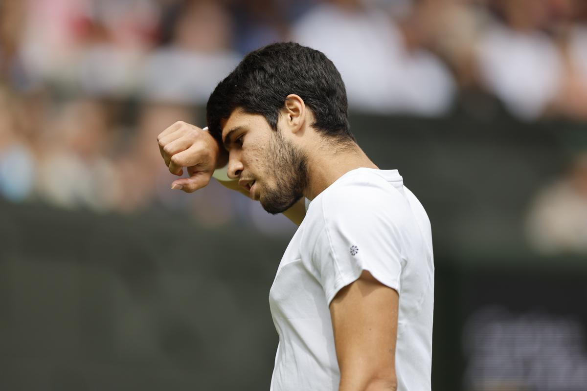 Wimbledon (United Kingdom), 16/07/2023.- Carlos Alcaraz of Spain reacts during the Men’s Singles final match against Novak Djokovic of Serbia at the Wimbledon Championships, Wimbledon, Britain, 16 July 2023. (Tenis, España, Reino Unido) EFE/EPA/TOLGA AKMEN EDITORIAL USE ONLY