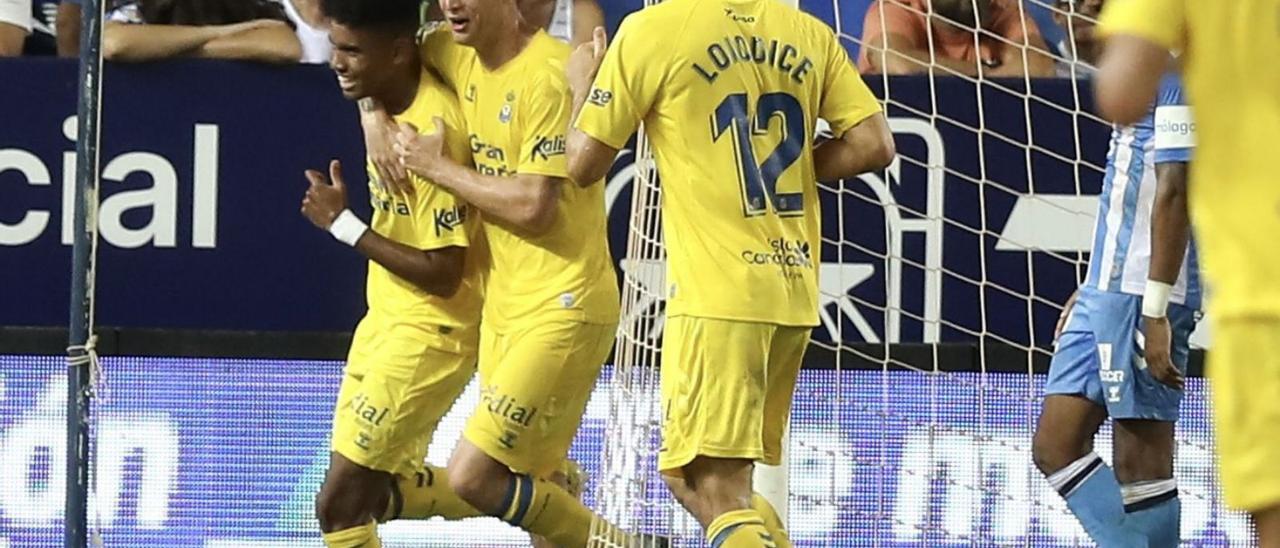 Marvin Park celebra su tanto en La Rosaleda al Málaga abrazado a Marc Cardona y perseguido por Enzo Loiodice –12–. | | LOF