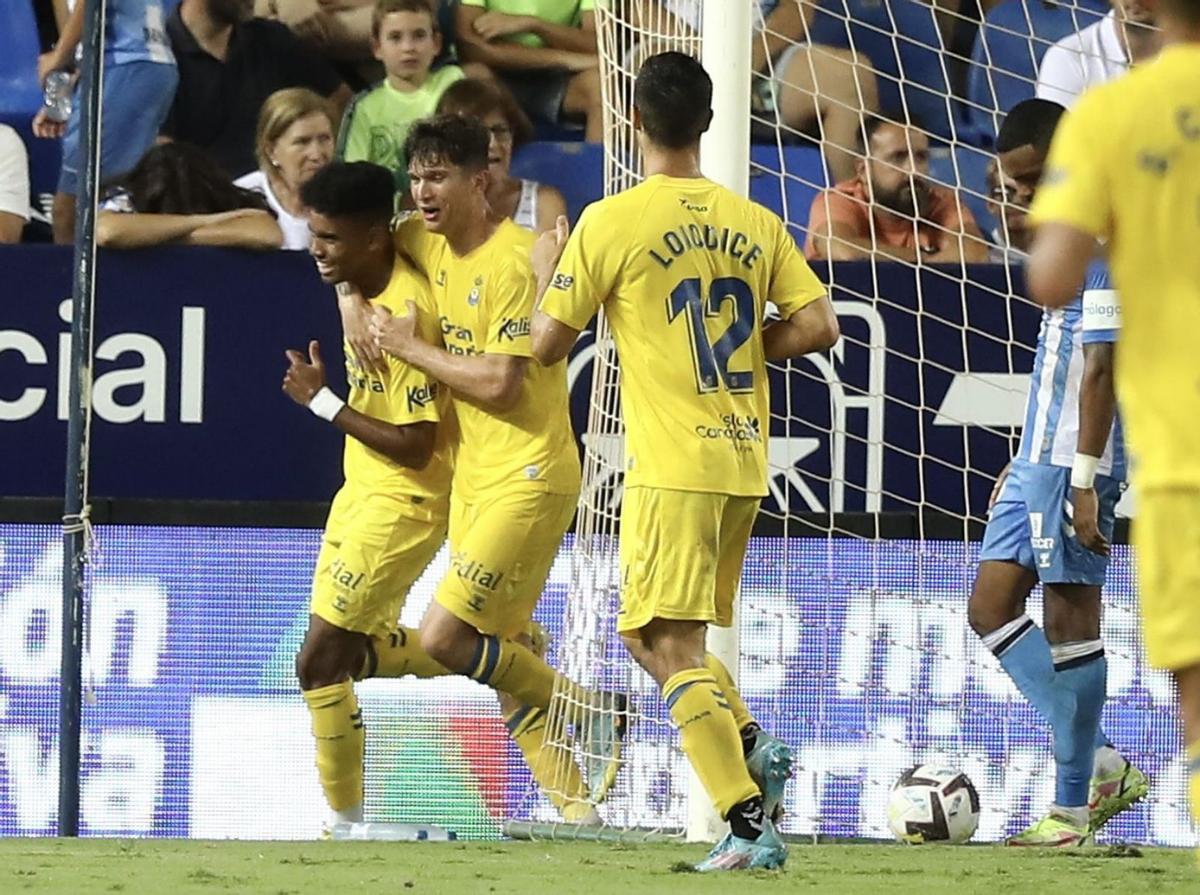 Marvin Park celebra su tanto en La Rosaleda al Málaga abrazado a Marc Cardona y perseguido por Enzo Loiodice –12–. | | LOF