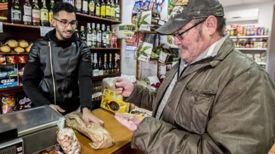 Antonio Leyva cuenta las monedas para comprar una barra de pan, ayer.