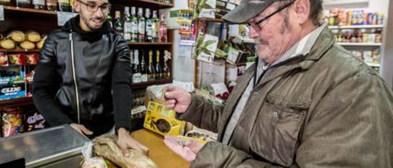 Antonio Leyva cuenta las monedas para comprar una barra de pan, ayer.