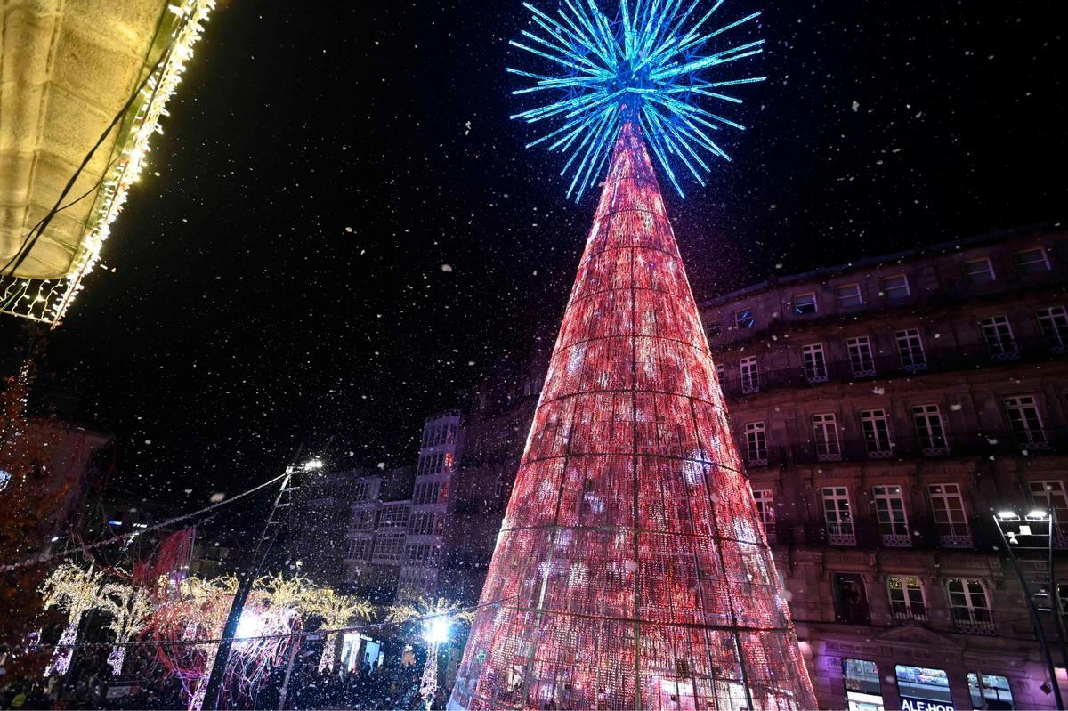 Vigo enciende la Navidad más grande de su historia ante miles de personas
