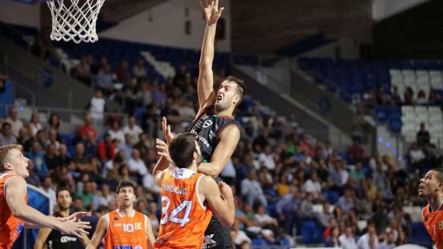 Mikulic trata de defender la canasta naranja, en el partido de ayer en Son Moix.