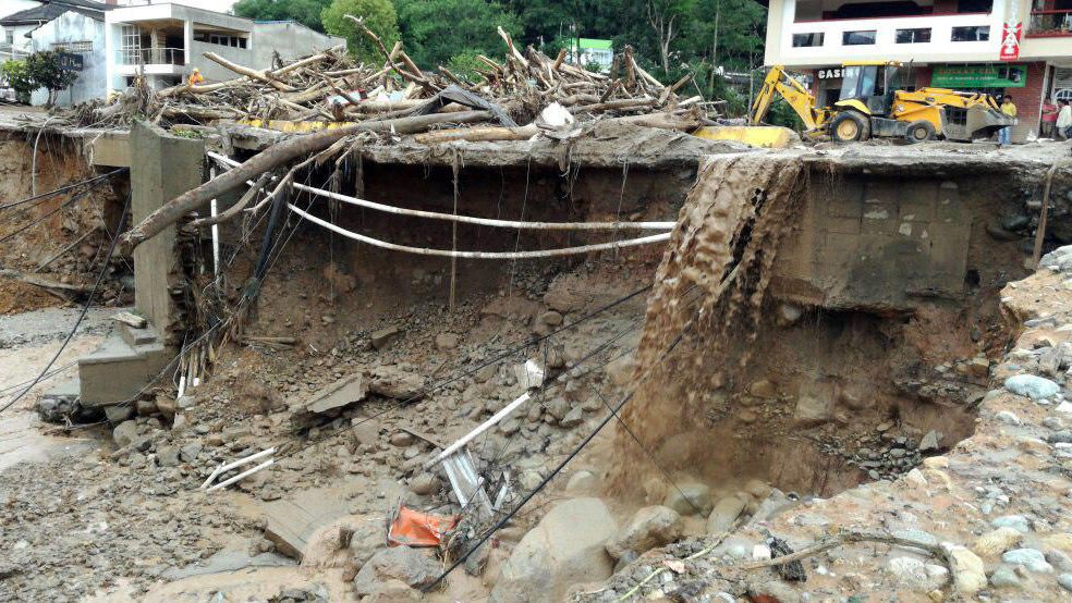 Más de 130 muertos en una avalancha de tierra en Colombia