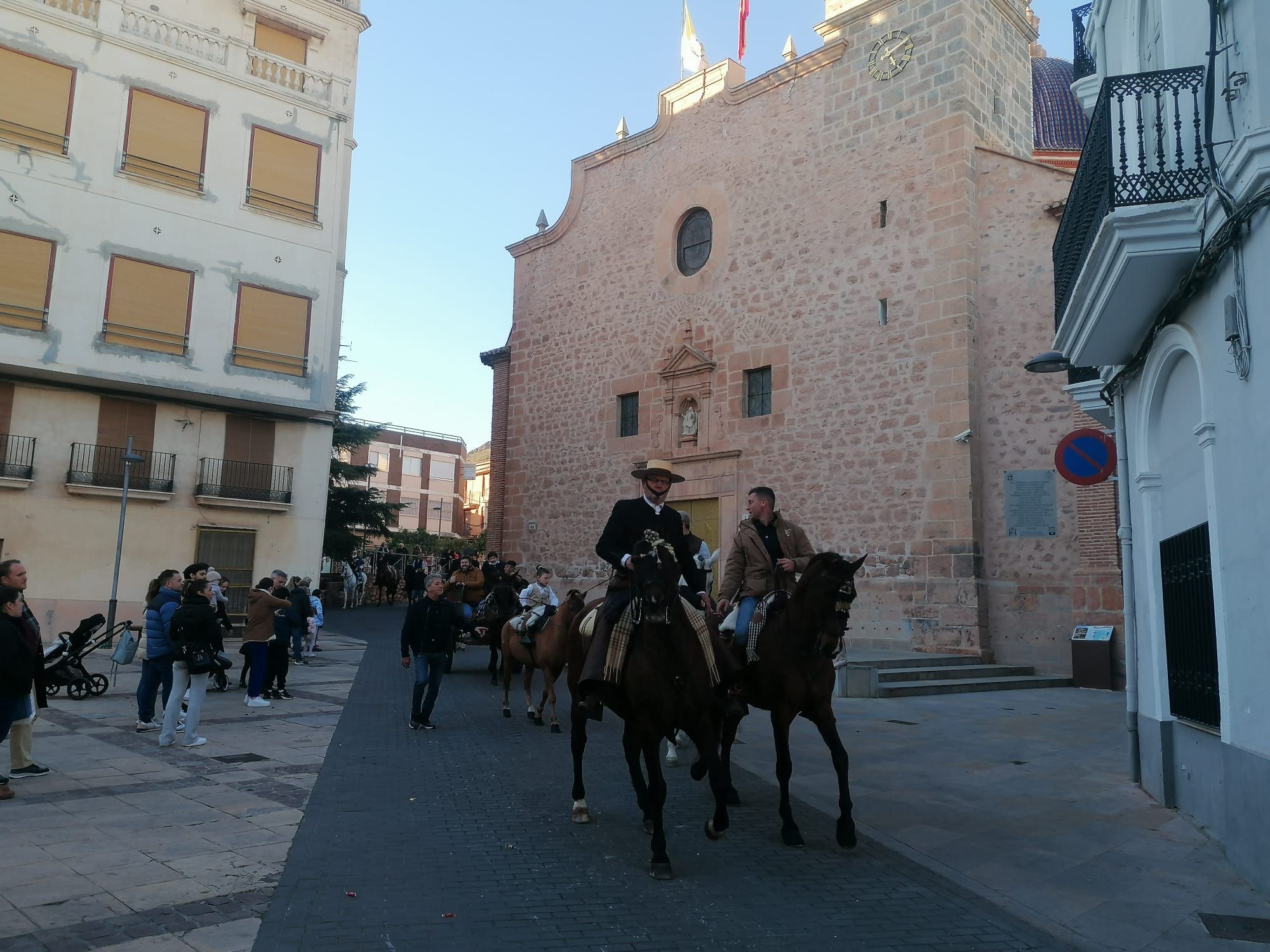 La Vall recupera su multitudinario pasacalle de Sant Antoni