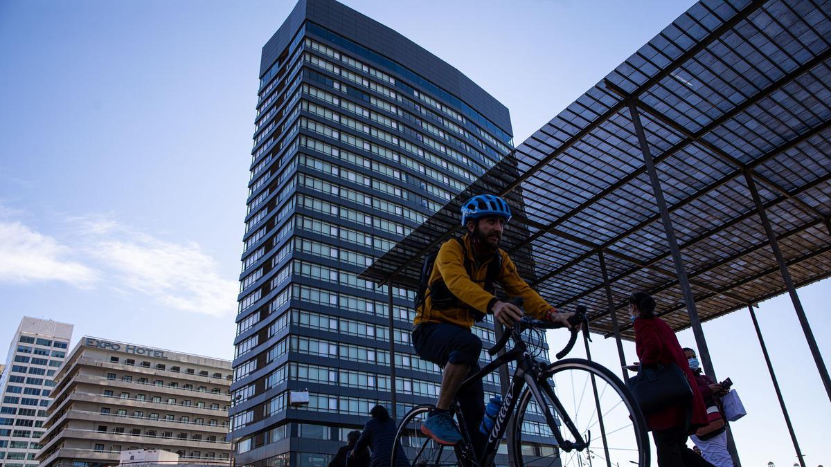 Rascacielos que alberga el Nobu Hotel, reabierto este martes en Barcelona tras casi dos años de cierre por la pandemia.