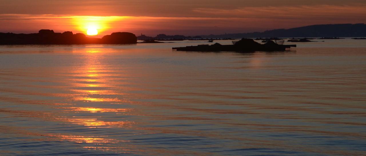 Una puesta de sol tras las bateas de la ría de Arousa.