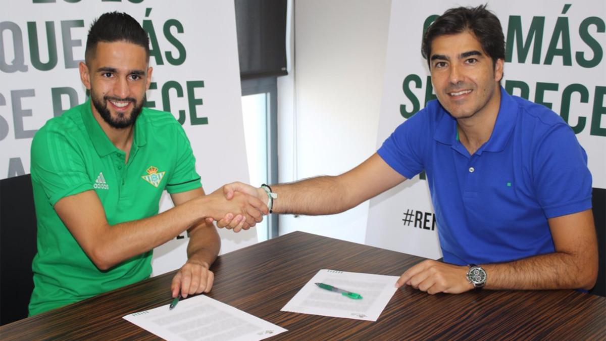 Ryad Boudebouz y el presidente del Betis, Ángel Haro, en la protocolaria firma de contrato