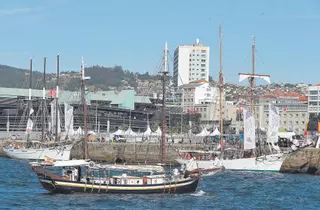 El 'village' de la Iacobus Maris se abre al público para recibir a la flota peregrina, ya en Cíes