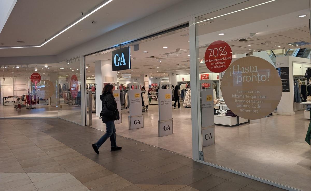 La tienda de C&amp;A en el centro comercial Los Patios de Málaga, con el anuncio de cierre para el 22 de noviembre.