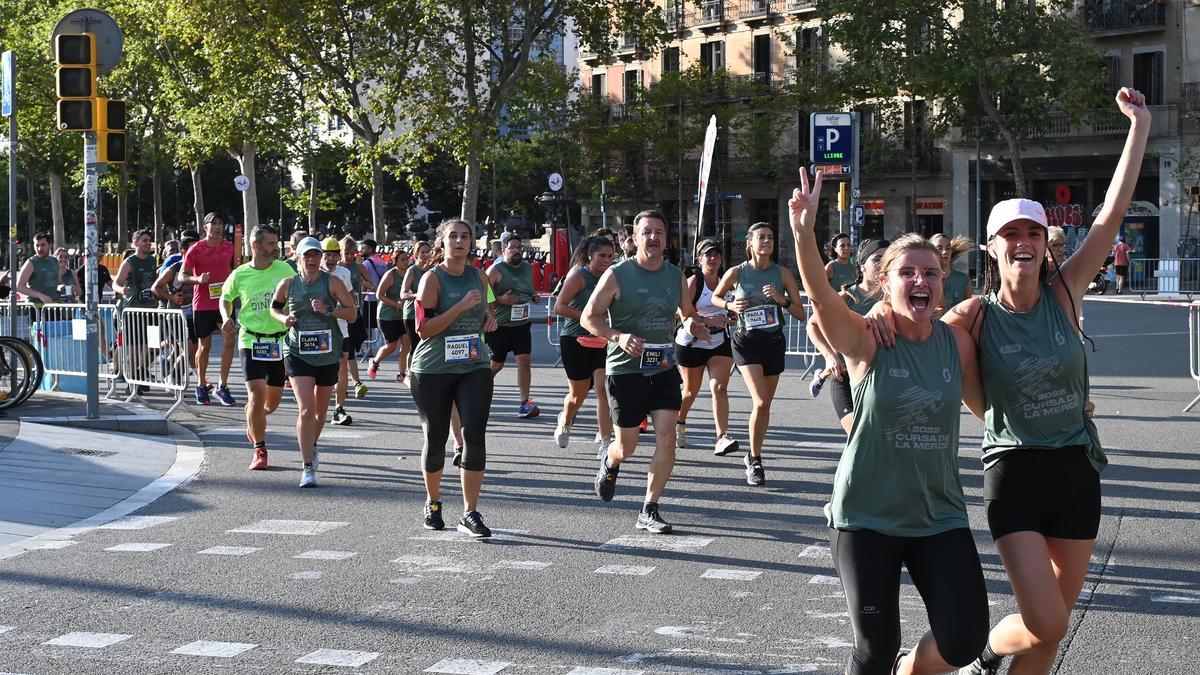 Los participantes en la Cursa de la Mercè a su paso por el  Arco del Triunfo. 