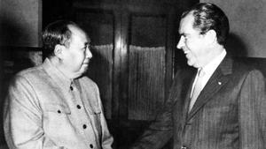 Mao Zedong y Richard Nixon se dan la mano en Beijing, en febrero de 1972.