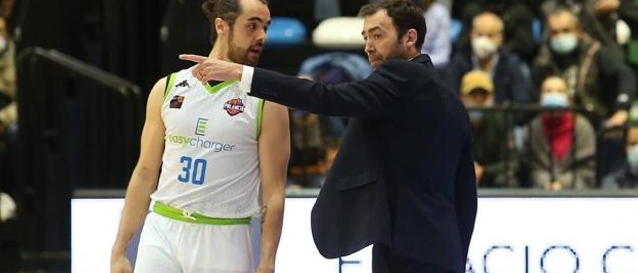 Pedro Rivero da instrucciones al exlucentino Chuso González en un partido del Palencia Basket esta temporada.