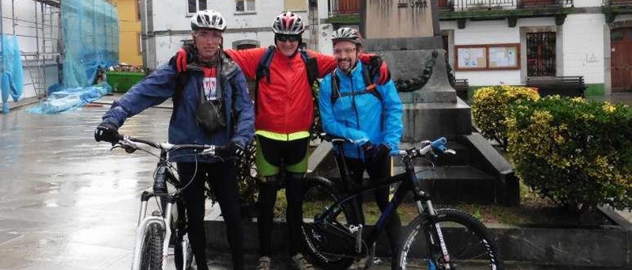 Tres de los participantes en la ruta.