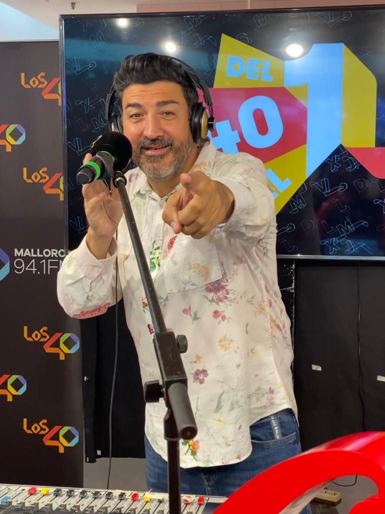 Ana Mena, premiada en Los40 Music Awards 2021, en Porto Pi con Tony Aguilar