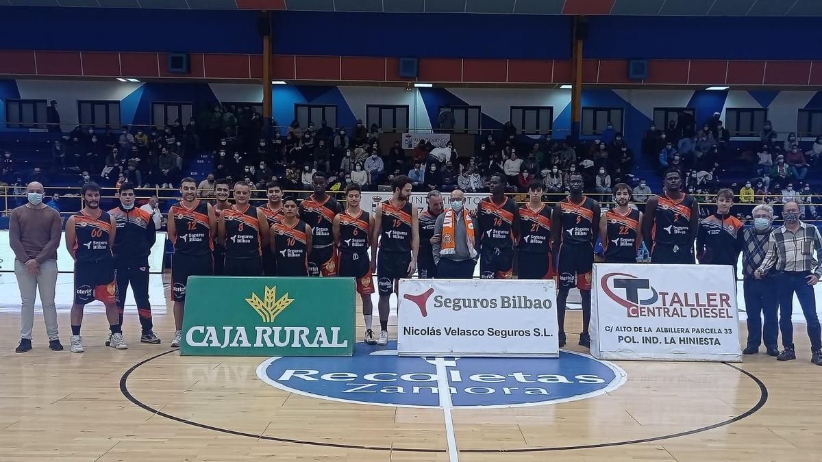 Foto del equipo con patrocinadores.