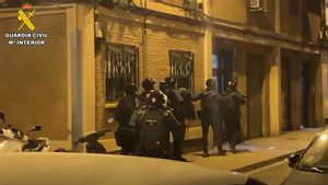 Un momento de la operación de la Guardia Civil para arrestar al acusado.
