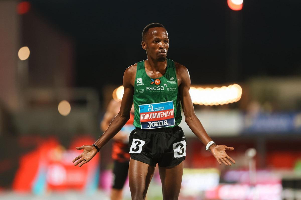 Con notoria superioridad finalizó Thierry Ndikumwenayo en los 5.000 metros donde nadie pudo con su cambio de ritmo a falta de 300 metros, entró en meta con 13:20.81 por delante de Adel Mechaal.