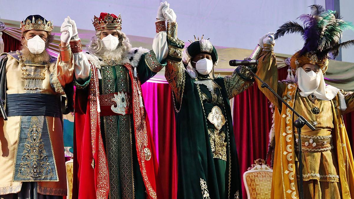 Por la izquierda, Gaspar, Melchor, Baltasar y el Príncipe Aliatar se dan la mano en la recepción celebrada ayer en la plaza de toros de El Bibio. | Marcos León