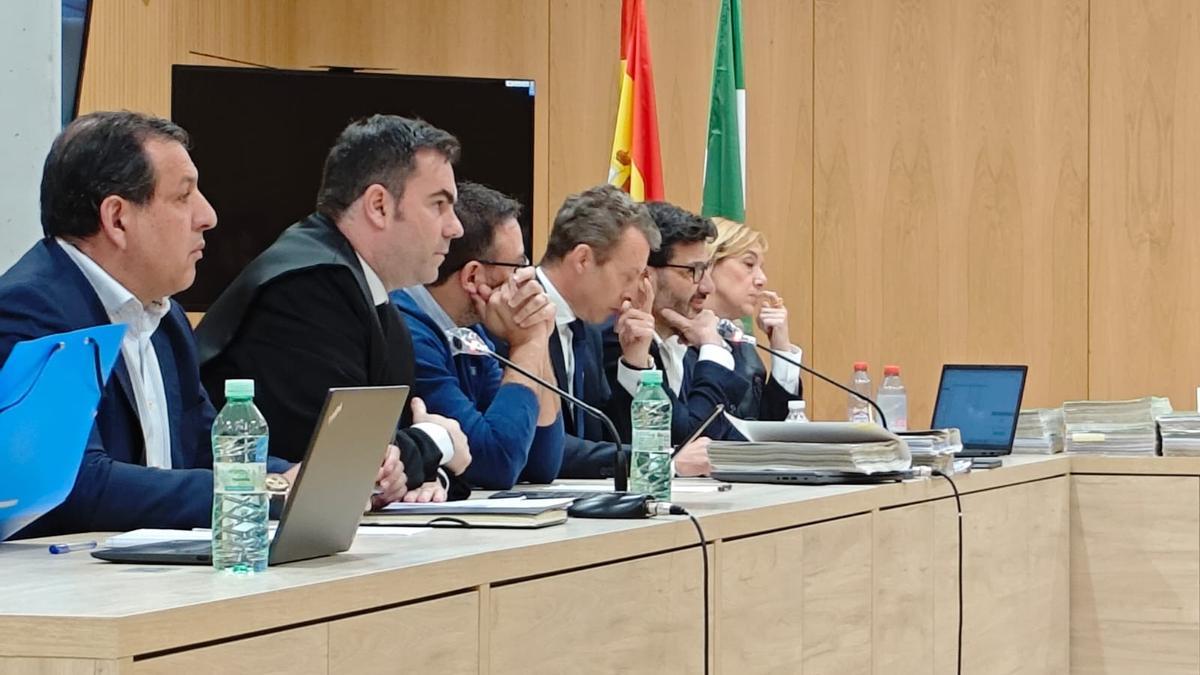 León, segundo por la derecha, durante el juicio.