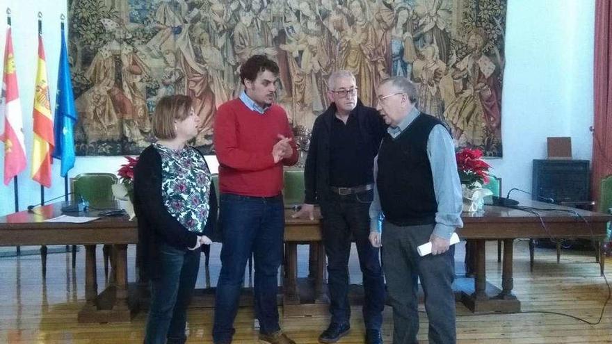 Autoridades locales dialogan con miembros de la plataforma al finalizar una reunión celebrada en Toro.