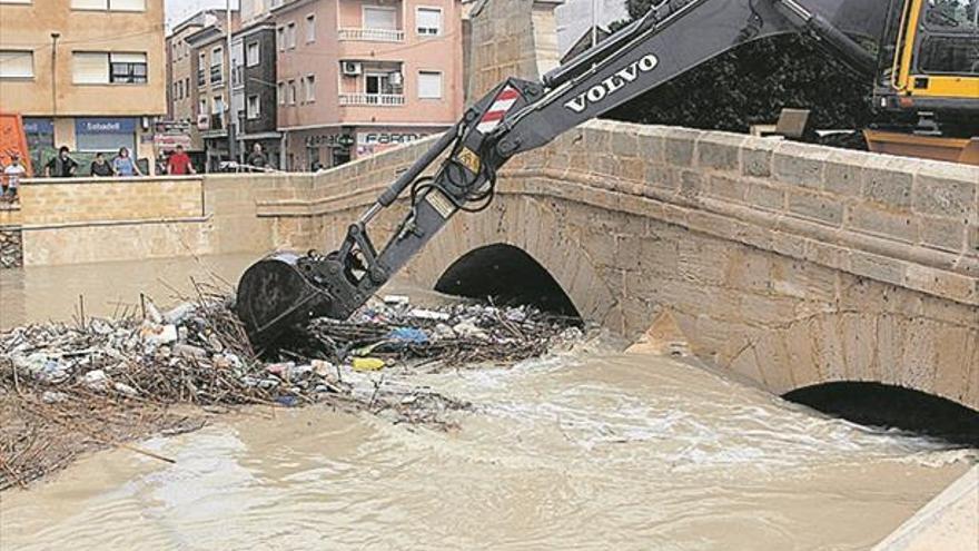 Seis muertos, 3.700 evacuados y cortes de luz y tráfico por la gota fría