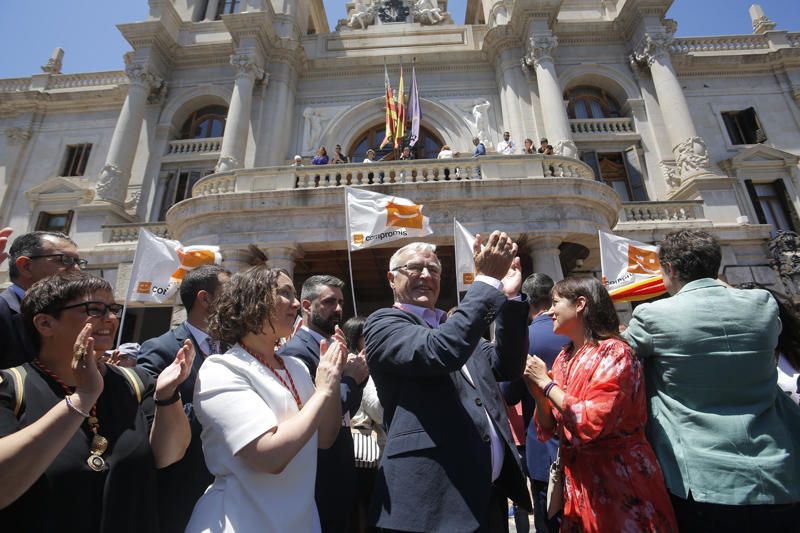 Baño de masas de Ribó y Gómez tras la constitución del ayuntamiento