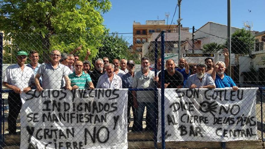 Una veintena de personas se concentró ayer frente a las pistas de petanca, que ahora están cerradas por orden municipal.