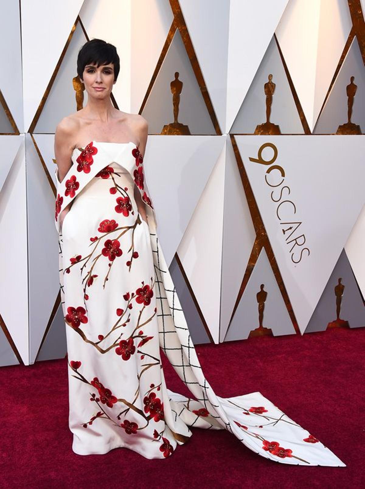 Paz Vega, impresionante en los Premios Oscar con vestido blanco de flores rojas y cuadros