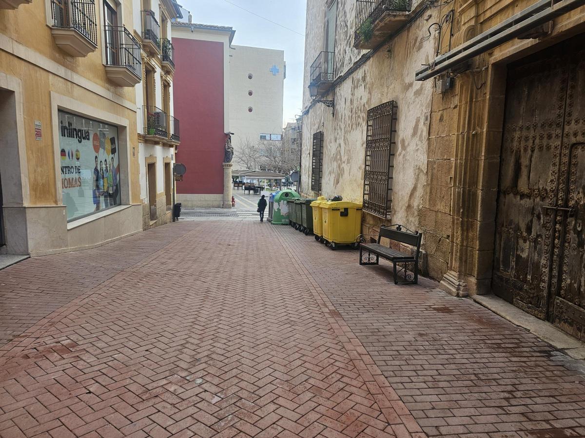 Contenedores en la calle Juan II de Lorca.