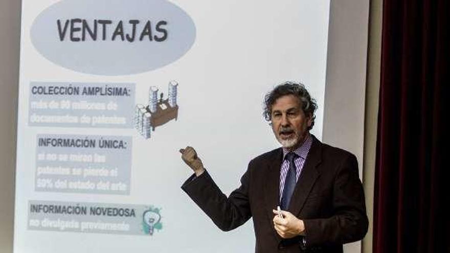 Mariano Nieto, jefe de servicio de la Oficina Española de Patentes y Marcas, durante una charla. // L.M.