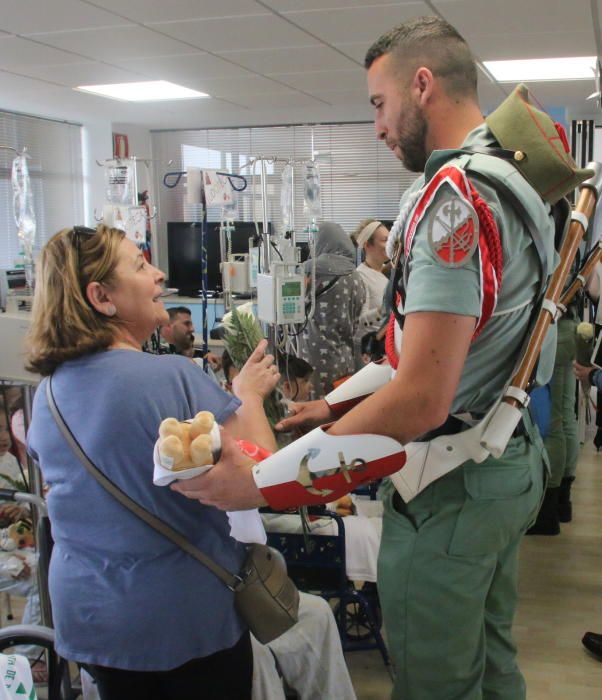 Visita de la Legión a los niños ingresados en el Hospital Materno.