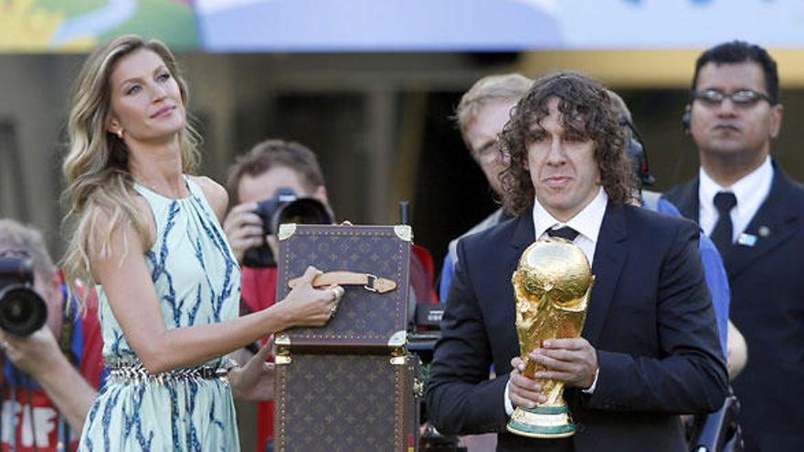 Puyol entrega el trofeo de campeón en Maracaná
