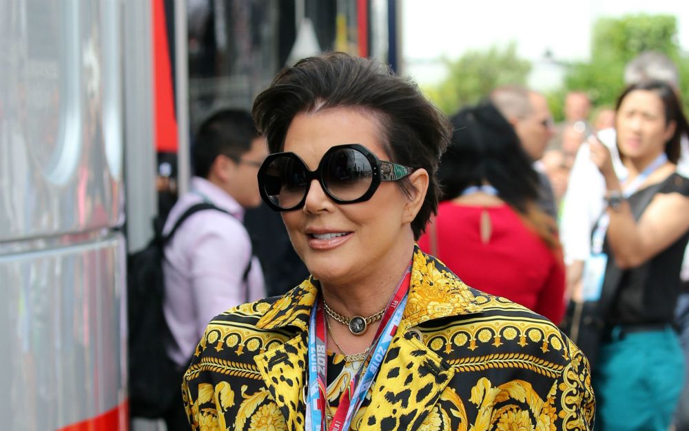 Kris Jenner en Mónaco vestida de Versace