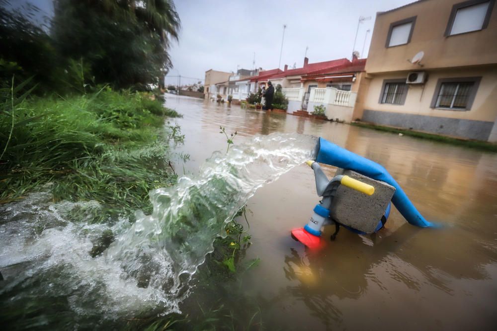 Imágenes de los vecinos retirando agua de las viviendas y las balsas de laminación que no dieron abasto ayer junto a la laguna de Torrevieja