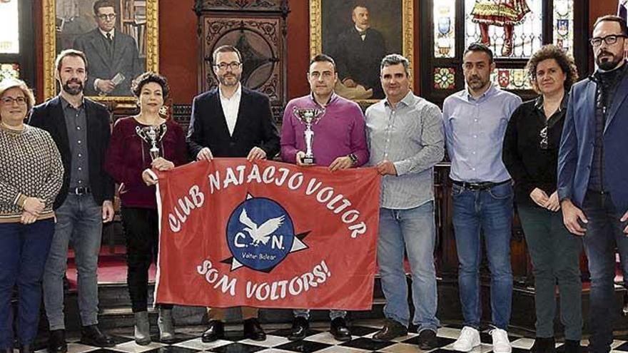 Los organizadores posan ayer durante la presentaciÃ³n con el alcalde JosÃ© Hila.