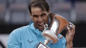 Nadal, con el trofeo de campeón de Roma del pasado año.